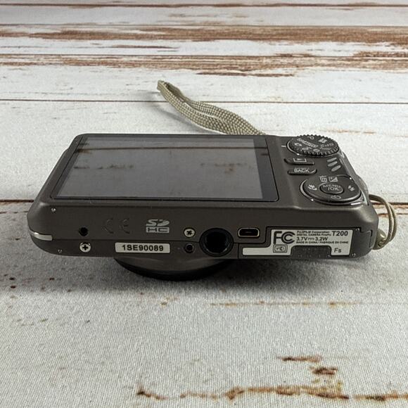 Fujifilm Finepix T T200 Camera PARTS/REPAIR Wont Power On - Picture 5 of 6